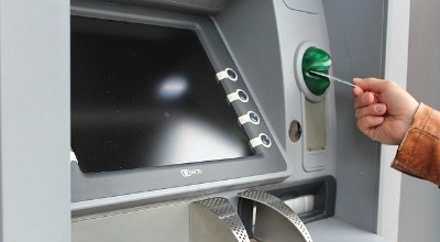 ATM Tips: जब ATM मशीन में रुपए अटक जाए तो क्या करें? यहां जानिए